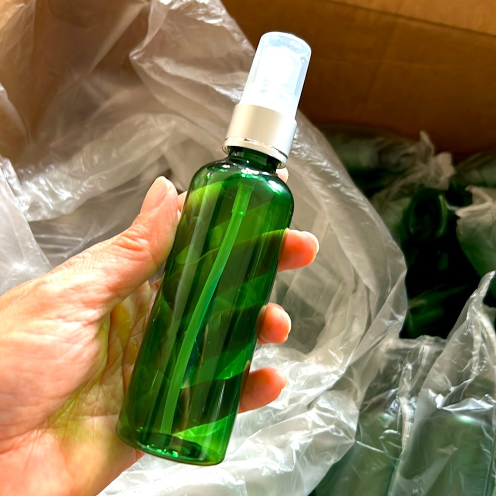 43 plastic amber cosmetic use bottles with spay 100 ml New